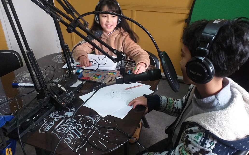 Niñas, niños y jóvenes realizan su primer Podcast en Taller de Radio en La Casona de Artes y Oficios