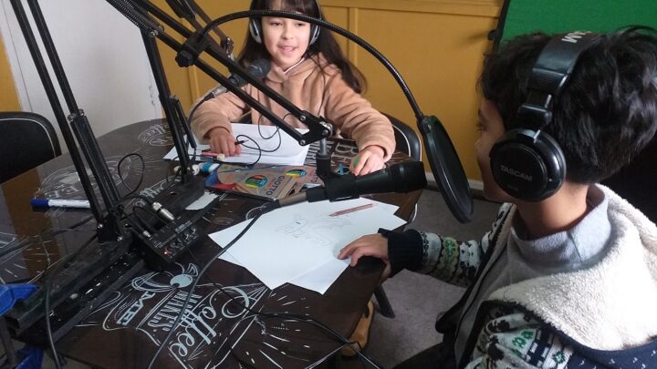 Niñas, niños y jóvenes realizan su primer Podcast en Taller de Radio en La Casona de Artes y Oficios