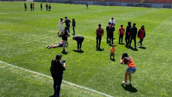 Niños, niñas y jóvenes de Escuela La Casona de Calama visitaron Estadio de Cobreloa