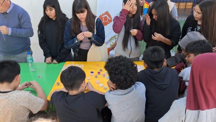 ¡Gira Top! Los Talleres de Arte y Sustentabilidad de La Casona de los Jóvenes Despliegan Creatividad en Colegios de La Florida