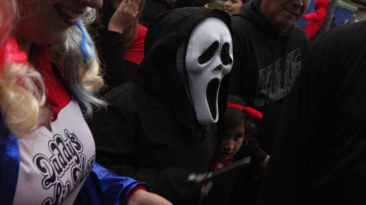 🎃 ¡Noche de Terror y Comunidad! «La Casona del Terror» Atrae a vecinos y vecinas en la Villa O’Higgins